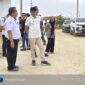 Bupati Yusran Akbar (kanan) berdialog dengan Kepala PPS Kendari Asep Saepullo (kiri) mengecek kesiapan fasilitas dermaga dan pendingin ikan yang menjadi bagian dari 19 bangunan inti proyek.