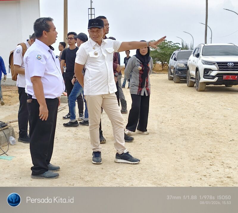 Bupati Yusran Akbar (kanan) berdialog dengan Kepala PPS Kendari Asep Saepullo (kiri) mengecek kesiapan fasilitas dermaga dan pendingin ikan yang menjadi bagian dari 19 bangunan inti proyek.