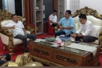 Bupati Konawe H. Yusran Akbar ST (kiri) menerima penjelasan dari tim BPJS Ketenagakerjaan Sultra yang dipimpin Juwenly J. Soselisa (kanan) dalam silaturahmi strategis di ruang kerjanya, Jumat (9/1/2026).