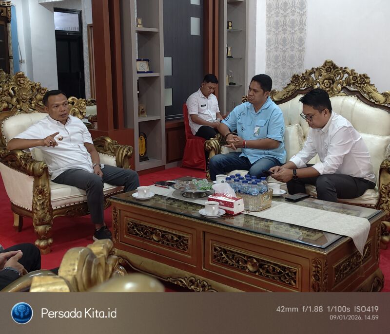 Bupati Konawe H. Yusran Akbar ST (kiri) menerima penjelasan dari tim BPJS Ketenagakerjaan Sultra yang dipimpin Juwenly J. Soselisa (kanan) dalam silaturahmi strategis di ruang kerjanya, Jumat (9/1/2026).