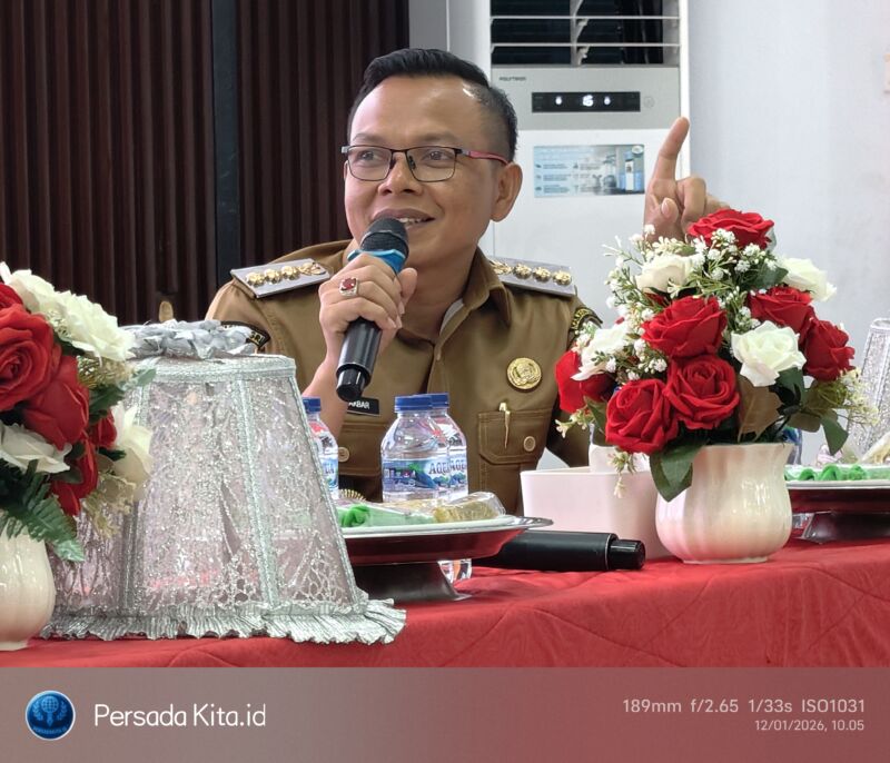 Bupati Konawe H. Yusran Akbar, ST., memberikan pengarahan tentang pentingnya inovasi dan evaluasi kinerja di hadapan seluruh Kepala OPD dalam rapat evaluasi di Aula BKPSDM, Senin (12/1/2026).