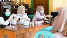 Tenaga kesehatan Puskesmas Anggaberi memeriksa tekanan darah seorang warga dalam kegiatan Cek Kesehatan Gratis di aula Kantor Kelurahan Anggaberi.