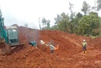 Sekelompok orang saat Hendak Membakar Alat Berat PT RCP menggunakan Bom Molotov