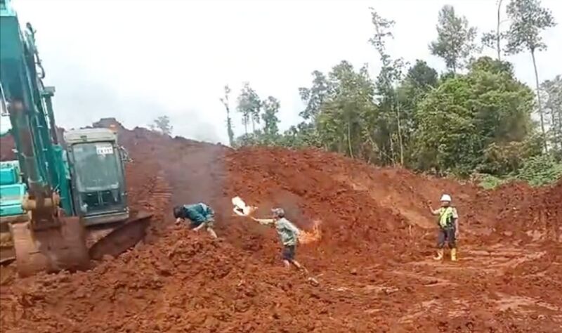 Sekelompok orang saat Hendak Membakar Alat Berat PT RCP menggunakan Bom Molotov