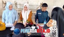 Kepala Puskesmas Unaaha, Nur Sadra, S.K.M., (kiri) turun langsung mendampingi petugas saat memberikan layanan Cek Kesehatan Gratis kepada warga di Balai Kelurahan Unaaha, Kamis (15/1/2026).    