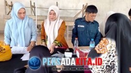 Kepala Puskesmas Unaaha, Nur Sadra, S.K.M., (kiri) turun langsung mendampingi petugas saat memberikan layanan Cek Kesehatan Gratis kepada warga di Balai Kelurahan Unaaha, Kamis (15/1/2026).    