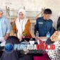 Kepala Puskesmas Unaaha, Nur Sadra, S.K.M., (kiri) turun langsung mendampingi petugas saat memberikan layanan Cek Kesehatan Gratis kepada warga di Balai Kelurahan Unaaha, Kamis (15/1/2026).    