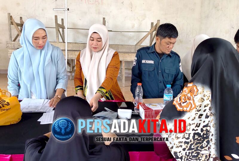 Kepala Puskesmas Unaaha, Nur Sadra, S.K.M., (kiri) turun langsung mendampingi petugas saat memberikan layanan Cek Kesehatan Gratis kepada warga di Balai Kelurahan Unaaha, Kamis (15/1/2026).    