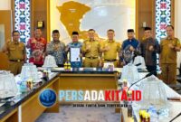 Bupati Konawe H. Yusran Akbar, ST (tengah) didampingi Wabup Syamsul Ibrahim usai menyerahkan SK Plt Dirut PDAM Tirta Konawe kepada Antariksa, SE, M.Si dan SK Dewan Pengawas RSUD Konawe kepada dr. Agus Lahida (kiri), Yusdianto (kedua dari kiri), dan Zulkifli (ketiga dari kiri) di Ruang Rapat Bupati, Senin (5/1/2026), menandai dimulainya era pengawasan berbasis inovasi dan akuntabilitas.