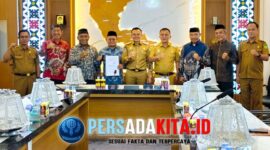 Bupati Konawe H. Yusran Akbar, ST (tengah) didampingi Wabup Syamsul Ibrahim usai menyerahkan SK Plt Dirut PDAM Tirta Konawe kepada Antariksa, SE, M.Si dan SK Dewan Pengawas RSUD Konawe kepada dr. Agus Lahida (kiri), Yusdianto (kedua dari kiri), dan Zulkifli (ketiga dari kiri) di Ruang Rapat Bupati, Senin (5/1/2026), menandai dimulainya era pengawasan berbasis inovasi dan akuntabilitas.