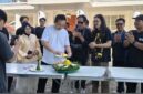 Momen Sakral: Sutradara Irham Acho Bachtiar (tengah) memimpin pemotongan tumpeng perdana film komedi horor terbarunya, menandai dimulainya shooting di Konawe. Didampingi oleh para produser dari Sultra Cinema Investama dan Rumah Semut Film, Kamis (5/2/2026).