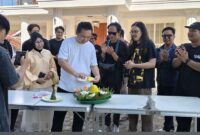 Momen Sakral: Sutradara Irham Acho Bachtiar (tengah) memimpin pemotongan tumpeng perdana film komedi horor terbarunya, menandai dimulainya shooting di Konawe. Didampingi oleh para produser dari Sultra Cinema Investama dan Rumah Semut Film, Kamis (5/2/2026).