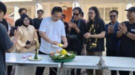 Momen Sakral: Sutradara Irham Acho Bachtiar (tengah) memimpin pemotongan tumpeng perdana film komedi horor terbarunya, menandai dimulainya shooting di Konawe. Didampingi oleh para produser dari Sultra Cinema Investama dan Rumah Semut Film, Kamis (5/2/2026).