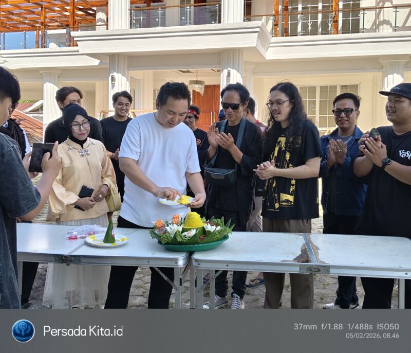 Momen Sakral: Sutradara Irham Acho Bachtiar (tengah) memimpin pemotongan tumpeng perdana film komedi horor terbarunya, menandai dimulainya shooting di Konawe. Didampingi oleh para produser dari Sultra Cinema Investama dan Rumah Semut Film, Kamis (5/2/2026).