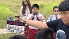 Karina Icha dan Rasya Anton Timbang menghayati konflik emosional antara ibu dan anak dalam adegan inti di sebuah sekolah di Andabia. Ekspresi keduanya menangkap kompleksitas drama keluarga yang menjadi tulang punggung cerita film ini.