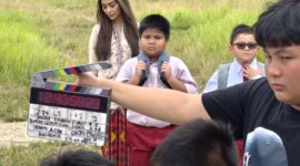 Karina Icha dan Rasya Anton Timbang menghayati konflik emosional antara ibu dan anak dalam adegan inti di sebuah sekolah di Andabia. Ekspresi keduanya menangkap kompleksitas drama keluarga yang menjadi tulang punggung cerita film ini.