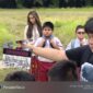 Karina Icha dan Rasya Anton Timbang menghayati konflik emosional antara ibu dan anak dalam adegan inti di sebuah sekolah di Andabia. Ekspresi keduanya menangkap kompleksitas drama keluarga yang menjadi tulang punggung cerita film ini.