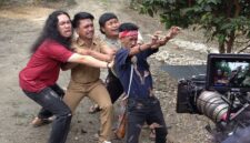 Adegan dimana Ali Murdani (Pak Desa) saat 