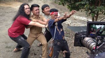 Adegan dimana Ali Murdani (Pak Desa) saat 