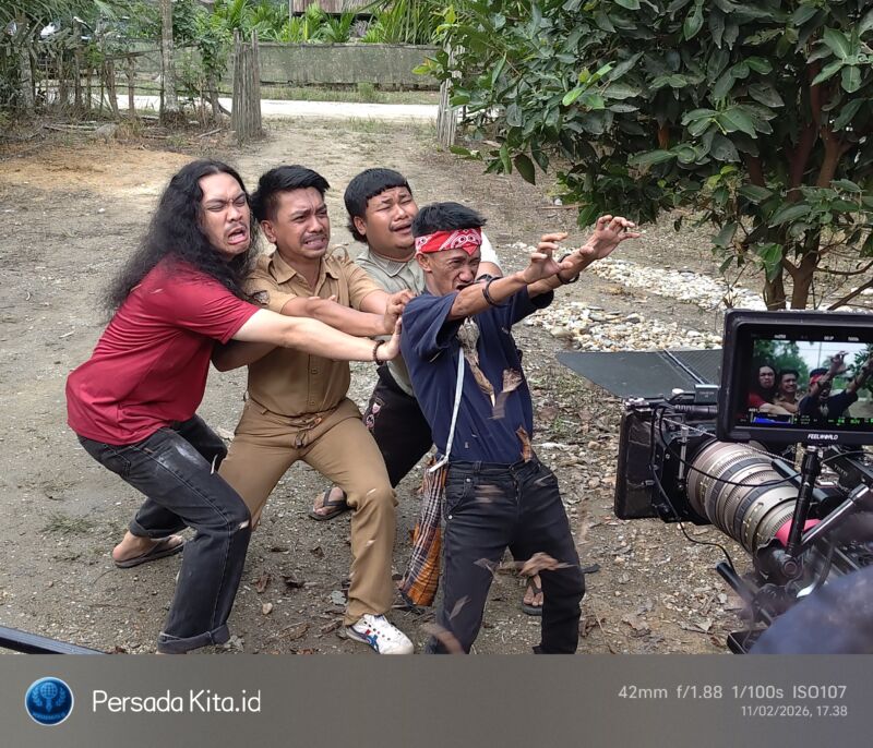 Adegan dimana Ali Murdani (Pak Desa) saat 