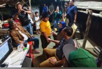 Bupati Yusran Akbar sedang berbincang hangat dengan Rasya Anton Timbang yang masih dalam kostum karakter: Beri Semangat ke Pemain: Bupati Yusran Akbar (tengah) tak lupa menyapa dan memberi semangat kepada bintang film, Rasya Anton Timbang (Baju Kuning), mengapresiasi dedikasi mereka dalam membawakan cerita dari Konawe.