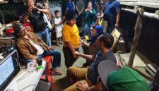 Bupati Yusran Akbar sedang berbincang hangat dengan Rasya Anton Timbang yang masih dalam kostum karakter: Beri Semangat ke Pemain: Bupati Yusran Akbar (tengah) tak lupa menyapa dan memberi semangat kepada bintang film, Rasya Anton Timbang (Baju Kuning), mengapresiasi dedikasi mereka dalam membawakan cerita dari Konawe.