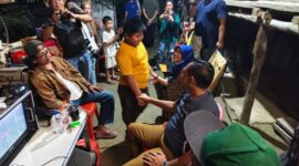 Bupati Yusran Akbar sedang berbincang hangat dengan Rasya Anton Timbang yang masih dalam kostum karakter: Beri Semangat ke Pemain: Bupati Yusran Akbar (tengah) tak lupa menyapa dan memberi semangat kepada bintang film, Rasya Anton Timbang (Baju Kuning), mengapresiasi dedikasi mereka dalam membawakan cerita dari Konawe.