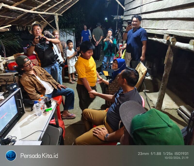 Bupati Yusran Akbar sedang berbincang hangat dengan Rasya Anton Timbang yang masih dalam kostum karakter: Beri Semangat ke Pemain: Bupati Yusran Akbar (tengah) tak lupa menyapa dan memberi semangat kepada bintang film, Rasya Anton Timbang (Baju Kuning), mengapresiasi dedikasi mereka dalam membawakan cerita dari Konawe.