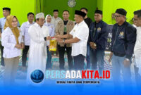 Bupati Konawe H. Yusran Akbar, S.T., didampingi Wakil Ketua Umum Kadin Indonesia, Andi Muhammad Yuslim Patawari, jajaran Kadin Sultra, Sekjen IMI Sultra, serta PLH Ketua Kadin Konawe, Sarnina Yusrin Usbar, dan para santri saat penyerahan bantuan secara simbolis kepada pengurus  Pesantren Daarullsolah, Sabtu (7/3/2026).