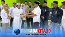 Bupati Konawe H. Yusran Akbar, S.T., didampingi Wakil Ketua Umum Kadin Indonesia, Andi Muhammad Yuslim Patawari, jajaran Kadin Sultra, Sekjen IMI Sultra, serta PLH Ketua Kadin Konawe, Sarnina Yusrin Usbar, dan para santri saat penyerahan bantuan secara simbolis kepada pengurus  Pesantren Daarullsolah, Sabtu (7/3/2026).