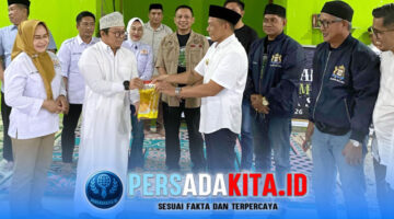 Bupati Konawe H. Yusran Akbar, S.T., didampingi Wakil Ketua Umum Kadin Indonesia, Andi Muhammad Yuslim Patawari, jajaran Kadin Sultra, Sekjen IMI Sultra, serta PLH Ketua Kadin Konawe, Sarnina Yusrin Usbar, dan para santri saat penyerahan bantuan secara simbolis kepada pengurus  Pesantren Daarullsolah, Sabtu (7/3/2026).