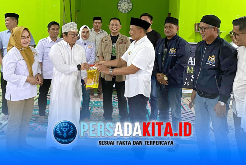 Bupati Konawe H. Yusran Akbar, S.T., didampingi Wakil Ketua Umum Kadin Indonesia, Andi Muhammad Yuslim Patawari, jajaran Kadin Sultra, Sekjen IMI Sultra, serta PLH Ketua Kadin Konawe, Sarnina Yusrin Usbar, dan para santri saat penyerahan bantuan secara simbolis kepada pengurus  Pesantren Daarullsolah, Sabtu (7/3/2026).