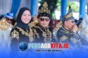 Bupati Konawe, H. Yusran Akbar, S.T., bersama Isteri, Hj. Hania, S.Pd., M.Pd., Gr., tampak kompak menghadiri undangan upacara HUT ke-66 Kolaka, menunjukkan eratnya hubungan persaudaraan antar kedua daerah.