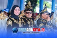 Bupati Konawe, H. Yusran Akbar, S.T., bersama Isteri, Hj. Hania, S.Pd., M.Pd., Gr., tampak kompak menghadiri undangan upacara HUT ke-66 Kolaka, menunjukkan eratnya hubungan persaudaraan antar kedua daerah.