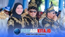 Bupati Konawe, H. Yusran Akbar, S.T., bersama Isteri, Hj. Hania, S.Pd., M.Pd., Gr., tampak kompak menghadiri undangan upacara HUT ke-66 Kolaka, menunjukkan eratnya hubungan persaudaraan antar kedua daerah.