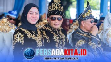 Bupati Konawe, H. Yusran Akbar, S.T., bersama Isteri, Hj. Hania, S.Pd., M.Pd., Gr., tampak kompak menghadiri undangan upacara HUT ke-66 Kolaka, menunjukkan eratnya hubungan persaudaraan antar kedua daerah.