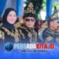 Bupati Konawe, H. Yusran Akbar, S.T., bersama Isteri, Hj. Hania, S.Pd., M.Pd., Gr., tampak kompak menghadiri undangan upacara HUT ke-66 Kolaka, menunjukkan eratnya hubungan persaudaraan antar kedua daerah.