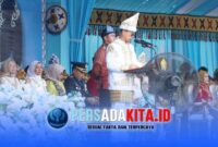 Gubernur Sulawesi Tenggara, Mayjen TNI (Purn) Andi Sumangerukka, S.E., M.M., tengah memimpin jalannya upacara peringatan HUT ke-66 Kabupaten Konawe di Lapangan Upacara Kantor Bupati Konawe, Selasa (3/3/2026). Kehadirannya menegaskan sinergi kuat antara pemerintah provinsi dan kabupaten.