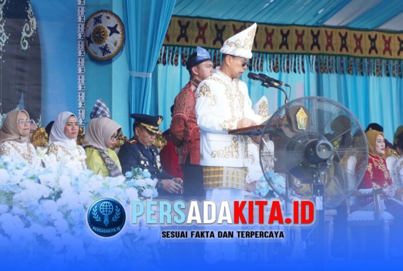 Gubernur Sulawesi Tenggara, Mayjen TNI (Purn) Andi Sumangerukka, S.E., M.M., tengah memimpin jalannya upacara peringatan HUT ke-66 Kabupaten Konawe di Lapangan Upacara Kantor Bupati Konawe, Selasa (3/3/2026). Kehadirannya menegaskan sinergi kuat antara pemerintah provinsi dan kabupaten.