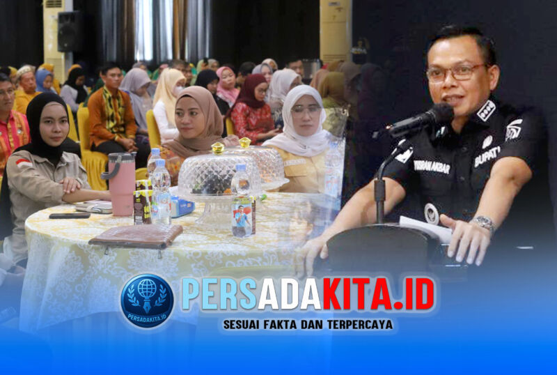 Bupati Konawe H. Yusran Akbar, S.T., didampingi Ibu Bupati Hj. Hania, S.Pd., M.Pd., Gr., dan PLT Asisten III Mudarman, S.Sos., M.Si., memberikan sambutan dalam Sosialisasi Edukasi Gizi dan PHBS di Hotel Grand Nugraha Unaaha, Kamis (12/2/2026).