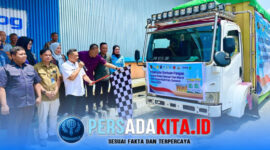 Bupati Konawe, H. Yusran Akbar, S.T., secara resmi melepas armada truk logistik pengangkut bantuan pangan menuju 28 kecamatan se-Kabupaten Konawe. Kegiatan ini dihadiri oleh Kajari Konawe Fachrizal, S.H., Ketua DPRD I Made Asmaya, dan anggota DPRD Komisi III Jemi Syafrul Imran dan Pimpinan Bulog Cabang Unaaha di Kompleks Pergudangan Tuoy, Kamis (26/3/2026).