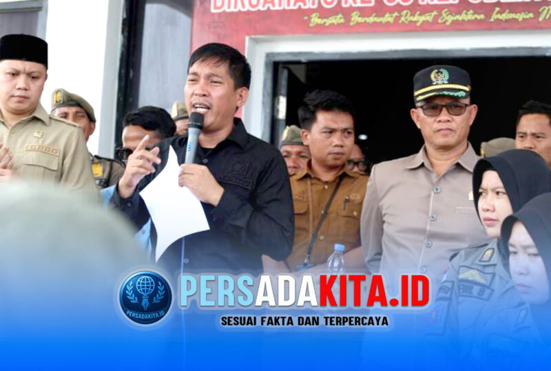 Ketua Komisi II DPRD Konawe, Eko Saputra Jaya, SH (berkemeja hitam), berpidato di hadapan demonstran, menjanjikan tindakan tegas dan menjadwalkan RDP terbuka.