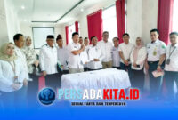 Ketua DPRD Konawe, I Made Asmaya (kanan), bersama Kepala BNNK Konawe, Kompol Bandus Tira Wijaya (kiri), saat menandatangani Memorandum of Understanding (MoU) tentang pemberantasan narkotika di ruang rapat Ketua DPRD Konawe, Rabu (25/2/2026). 