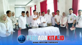 Ketua DPRD Konawe, I Made Asmaya (kanan), bersama Kepala BNNK Konawe, Kompol Bandus Tira Wijaya (kiri), saat menandatangani Memorandum of Understanding (MoU) tentang pemberantasan narkotika di ruang rapat Ketua DPRD Konawe, Rabu (25/2/2026). 
