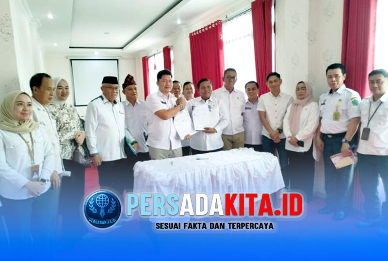 Ketua DPRD Konawe, I Made Asmaya (kanan), bersama Kepala BNNK Konawe, Kompol Bandus Tira Wijaya (kiri), saat menandatangani Memorandum of Understanding (MoU) tentang pemberantasan narkotika di ruang rapat Ketua DPRD Konawe, Rabu (25/2/2026). 