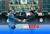 Momen simbolis penyerahan dokumen rekomendasi LKPJ Bupati Konawe 2025 dari pimpinan rapat kepada perwakilan pemerintah daerah. Rekomendasi ini mencakup perbaikan layanan publik, infrastruktur, kesehatan, dan optimalisasi PAD.