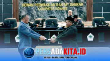 Momen simbolis penyerahan dokumen rekomendasi LKPJ Bupati Konawe 2025 dari pimpinan rapat kepada perwakilan pemerintah daerah. Rekomendasi ini mencakup perbaikan layanan publik, infrastruktur, kesehatan, dan optimalisasi PAD.