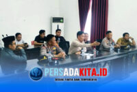 Mewakili Ketua Komisi II yang sedang dinas diluar daerah, Ketua Komisi I DPRD Konawe, Dedy, SE, mendengarkan keluhan perwakilan sopir truk yang menuntut kepastian hukum atas penutupan tambang galian C di Gedung DPRD Konawe, Senin (2/2/2026).