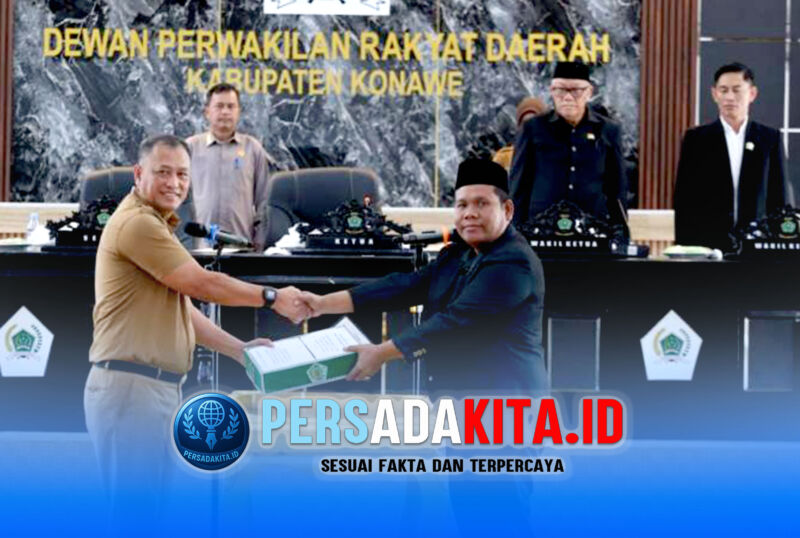 Momen simbolis penyerahan dokumen LKPJ Bupati Konawe 2025 dari jajaran eksekutif yang diwakili Sekda Ferdinand Sapan kepada pimpinan DPRD Konawe.