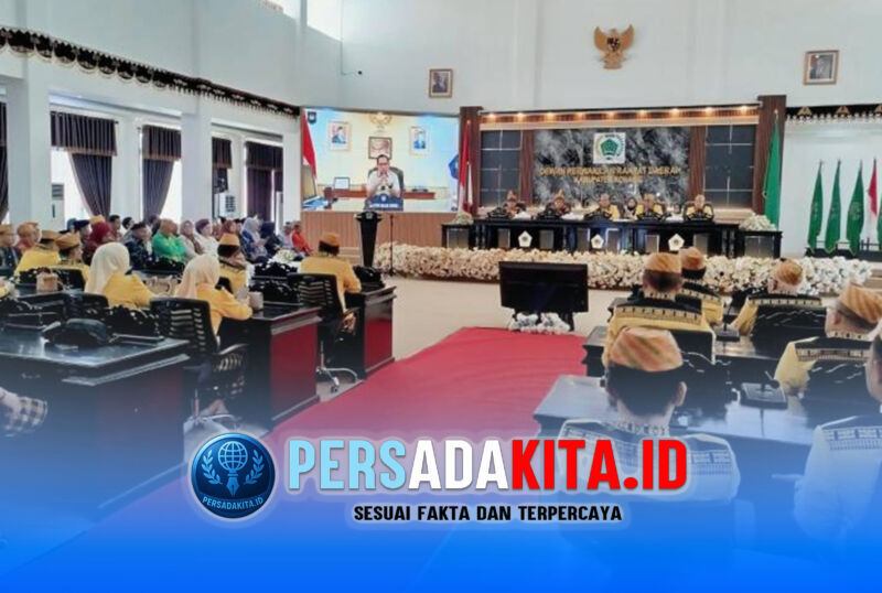 Suasana khidmat Rapat Paripurna Istimewa DPRD Kabupaten Konawe dalam rangka HUT ke-66 Kabupaten Konawe. Ketua DPRD I Made Asmaya (tengah) memimpin jalannya rapat didampingi Wakil Ketua I Nuryadin Tombili (kiri) dan Wakil Ketua II Nasrullah Faizal (kanan), Selasa (3/3/2026). 